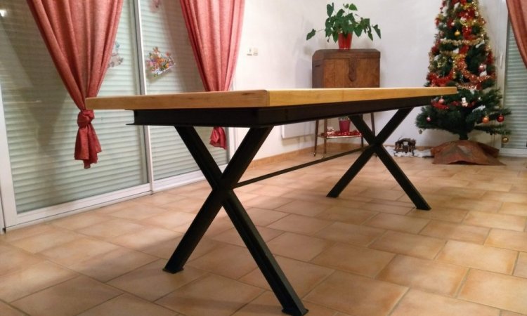 Table métallique en X avec plateau bois